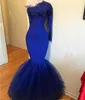 Royal Blue Mermaid Abiti da sera Una spalla maniche lunghe Tulle Raso Cristalli Paillettes Pizzo Applique Pieghe Increspato Custom Made Plus Size Prom Party Gown vestidos