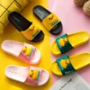 Pantofole estive New Cute Yellow Duck Beach Slides Donna Infradito antiscivolo Sandali stile esterno a righe per interni per coppia Y200706 morbido