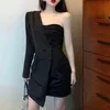 Femmes d'été élégant noir sexy une épaule double boutonnage sans bretelles asymétrique gaine mini robe D3041 210514