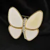 Alfileres, broches Otoño e Invierno versión dorada coreana de broche de mariposa acrílica temperamento moda Animal ramillete traje salvaje