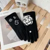 Cinco dedos Gloves Fashion Invierno para la marca clásica Camellia Touch Scree Femenina gruesa Guante de conducción