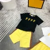 Kleidungssets für Kinder, Kinder-Designer-Kleidung, Kinder-Set, kurzärmeliges Baby-T-Shirt mit Buchstaben, Bärentasche, Aufdruck, gelbe Shorts, Anzug, Marke, Jungenkleidung, T230225