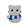 キャットマジックスクールエナメルブローチピンカスタムウィッチクラフトかわいい子猫縞模様のスカーフブローチラペルバッジ動物ジュエリーギフトファンの友人のためのジュエリーギフト