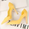 Robe chaussures femmes pompes mode talons hauts noir rouge jaune mariée mariage pointu dames stiletto sexy côté découpes chaussure de fête