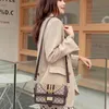 Designer-Damenhandtasche 50 % Rabatt auf Ausverkaufsangebote Mode Herbst Winter ausländischer Stil Kette tragbare kleine quadratische Tasche modische Breitband-Einzelschultertasche