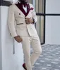 Smoking de casamento marfim, terno formal masculino, ajuste fino, golas cor de vinho, ternos masculinos sob medida, roupa de noivo, blazer para baile de formatura, jaqueta e calça com laço