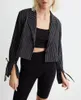 Ternos femininos Blazers Jaqueta esportiva feminina 2022 Moda Black Stripe Impressão de manga comprida Design de casaco curto Split Cuff Lace Up High Street