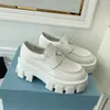 Toppdesigner skor män kvinnor mjuk kohud plattform sneakers loafers gummi svart glänsande läder chunky rund huvud monolit sneaker tjock botten sko med ruta 35-46