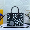 Designer Tote Shopping Bag Women Handväska axelväskor kalvskinn äkta läder vit polka prickade klassiska bokstäver totes väska zip pocket silver hårdvara