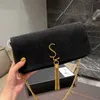 Kedjor Kate Crossbody Bag Flip Clutch Väskor Tofs Kvinnor Handväska Handväska Mocka Läder Kuvert Mode Metall Bokstäver Avtagbar rem Vanlig tråd Hasp Hardware