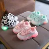 New Children Shoes Luminous Boys Garotas LED SPORT Running Lights Baby Fashion Sneakers Crianças crianças com tênis leves G220517