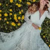 Abiti da sposa country alla moda bohémien in pizzo pieno con maniche lunghe Abiti da sposa Boho sexy con scollo a V senza schienale Una linea Sweep Train Spose rustiche Robes De Mariee