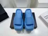 2022 Ny stildesigner tofflor Fashion Tjock Bottom Sandaler Silktyger Slides Lady Platform Wedges Sandal Beach High Heel Shoes 35-45
