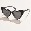 Lunettes de soleil Personnalité Fashion Love Heart Femmes Brand Designer Cat Cat Eye Sun Suns Pink Blanc Black Femme Femme Shopping Eyewear6858578