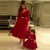 Girl's jurken Lovely Red Red Long Sheeves moeder en dochter een lijn korte trouwfeestjurken Littler bloemenmeisjes kleding optocht communie dre