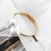 Bangle Gold Color Armband för kvinnor vackra smycken med dissymmetri Pearl Ladies Fashion Banglesbangle Raym22