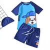 3pcs Set Çocuklar Mayo Mayo Moda Karikatür Köpek Baskılı Yüzme Takımı Kısa Kol O yakalı T-Shirt Üstleri ve Banyo Kapağı Beanie ve Şort Üç Parça Takım