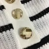 712 L 2022 летняя бренд летний бренд такого же стиля оценочный шейный шейный шейный рукав белые полосатые женские свитера Meiyi