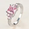 Pierścionki ślubne Dainty żeński różowy kryształowy pierścień kamienny urok srebrny kolor dla kobiet vintage panna młoda kwadratowa cyrkon zaręczynowy ringwedding