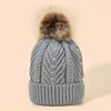 Kvinnlig stickad hatt med Pearl Winter Nature päls pompom virkning beanies hattar varm mjuk fast färg CAP Bone HCS201