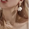 Clip-on & Screw Back Temperament Resin Shell Flower Clip On Earrings For Women White Acrylic Flowers Shape Clips Without Pierced EarsClip-on