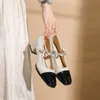 エレガントな女性の革の靴ミッドチャンキーヒール2022新しいイギリス風ビンテージパッチワークカラーポンプ春と秋