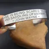 Bangle Bangles Courage är rädd till döds och sadlar upp ändå - John Wayne Vintage Pulsera Brazalete YP3069Bangle