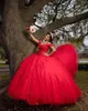 2022 Сексуальный арабский красный quinceanera платья с плечевой кружевной аппликации хрустальные бусины шапки рукава шаровое платье пухлый тюль плюс размер вечеринка вечеринка вечеринка вечерние платья