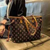 Handtasche Leichte Luxushandtasche Damen Herbst Winter neue vielseitige große Kapazität Einkaufstasche Leder Sling Umhängetasche