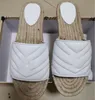 2022 Pantofole espadrillas da donna di design di lusso Designer Lady Wave in pelle con doppia lettera in metallo con plateau e suola in gomma, sandalo scorrevole piatto