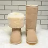 2022 Classic Design U5815 Femmes Bottes de neige grandes Gardez la botte chaude mouton de mouton Cowskin en cuir authentique Boots de fourrure en peluche Carte de sac de poussière Beau cadeau de Noël cadeau