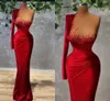 czerwona aksamitna suknia z długim rękawem