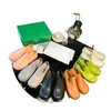 2022 glatte, matte Damen-Slipper, 100 % Gummi-Clog-Sandalen, stützende Slingback-Riemen, Designer-Schuhe, leichter Absatz, Slip-on-Styling-Slides, Italien-Marken-Einlegesohle