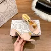 Designers High Heels Slipper V's Fashion Metallic Button äkta läderdesigner Exquisite Slide Sandaler bär resistenta sula kvinnor sandal tofflor 6 cm klackar