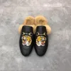 winter mannen wollen pantoffels klassieke Designer schoen Lazy Flat Baotou Slippers 100% leer dame Slides Suede letter koeienhuid Metalen heren met bont damesschoenen maat 35-42-45-46