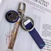 Designer Läder Keychain Bilnyckel Ring Buckle Fashion Classic Men Kvinnor Carabiner Lovers Keychains Väskor