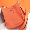 Kadınlar için Tasarımcı Omuz Çantası Postacı Çantaları Lüks Erkekler Crossbody Çanta Moda Çapraz Vücut Çanta Adam Klasik Yumuşak Tahıl Dana Derisi Delikli Kadın Çantalar