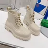 Botas de vestido de couro de patente feminino 22sss outono inverno garotas motocicletas booties de pista de caminha de caminhada de chuva de raiva casual saltos baixos mulas mocassões mocassões