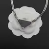 Inverterad triangelhänge halsband för vit svart silver guldkedja för män kvinnliga par designer smycken gåvor chokers stainles5477564