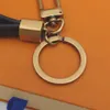 Keychains Lanyards Designer Keychains 남자 여자 자동차 키 체인 키 링 애호가 키 체인 진짜 가죽 직조 펜던트 키 링 액세서리 Y240426