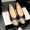 Designer Ballet Flats Womens skor äkta läderballerinas loafer platt pump slip på bekväm svartrosa vit klänningsko med bowtie