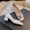 プラスサイズ35-43女性ポンプMed Heel Square Toe Pumps Office Lady Leahter Shoes Big Gold Metal Chain Soft Soles Slip on Shoes