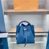 Muria Designer Bags M55799 버킷 백 천공 가죽 꼰 상단 손잡이 크로스 바디 숄더 스트랩 천공 된 갈레 그레이 이름 태그 토트