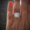 Klusterringar Vitguld Färg Moissanite Ring För Kvinnor Fyrkantiga Anillos Bizuteria Bröllopsbagage Ädelsten DiamantsmyckeskrinKluster