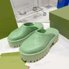 2022 Luxurys designer sandali per uomini donne donne classiche vetrini floreali di brocade piatta piattaforma in pelle infrasolanti flops ingranaggi ingranaggi alti di qualit￠ per la spiaggia zoccoli