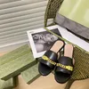 Pantoufles d'été les plus populaires Nouveau style Femmes en cuir Éraflures Sandale Classic Fashion Couleur solide Slipper Lady Luxury Luxure Flat Bottom Sandal Beach Shoe