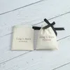 100pcs Logo personnalisé Nature Coton Bagure de bijoux en coton Black Ribbon Drawstring Emballage Organisateur Small Gift Pouch pour la fête de mariage Sac Candy