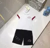 Tasarımcı Kids Giyim Erkek Polo Şort Seti Yaz Pamuk Beyaz T-Shirts 5A Kaliteli Spor Giyim Sıradan Takipler 2 Parça Takım Çocuk Tees Üst Logo G..CCI Marka Albüm