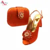 バックルストラップサンダルナイジェリアの女性の靴とバッグ輝くクリスタルイタリアの女性の靴とパーティーのためのバッグと黄色い色で設定されています220402