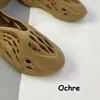 Mulheres Desert Areia Terra Ósse Terra Slippers Mens Branco Núcleo Puro Núcleo ENFLame Sandálias Sandálias EVA Outdoor Verão Verão Slipper Men Borracha Sapatilhas Tênis